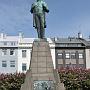 In der Mitte des Platzes steht ein Denkmal des Nationalhelden Jón Sigurdsson. Interessant an diesem Denkmal ist, dass Sigurdsson nicht geradeaus blickt, sondern leicht zur Seite - das führt dazu, dass es für den Betrachter so wirkt, als würde er sich bewusst von dem, was direkt vor ihm ist, abwenden, und zwar dem...